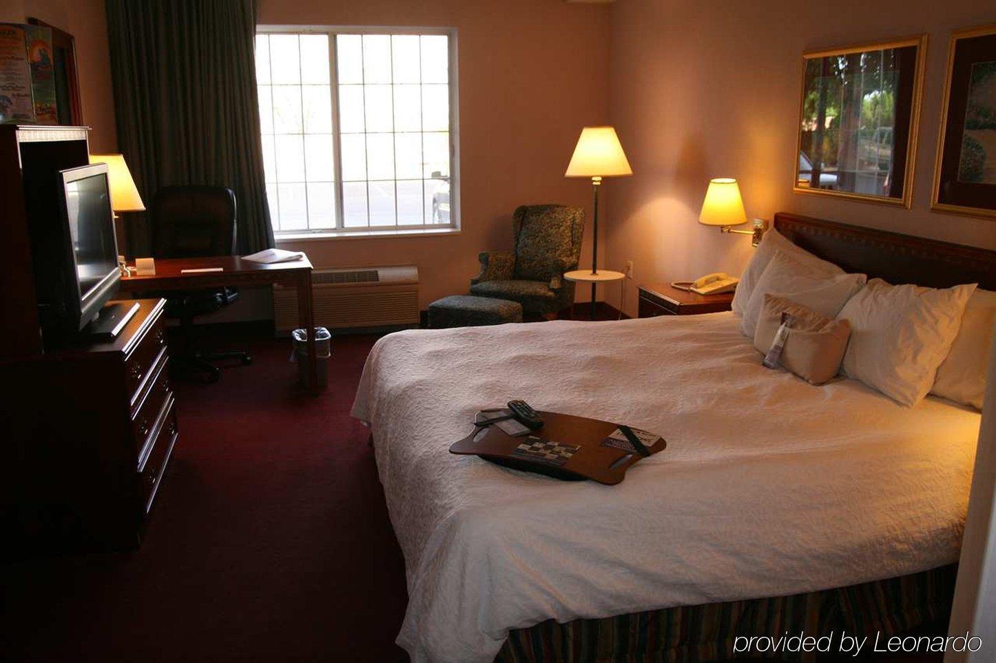 Hampton Inn Холланд Номер фото